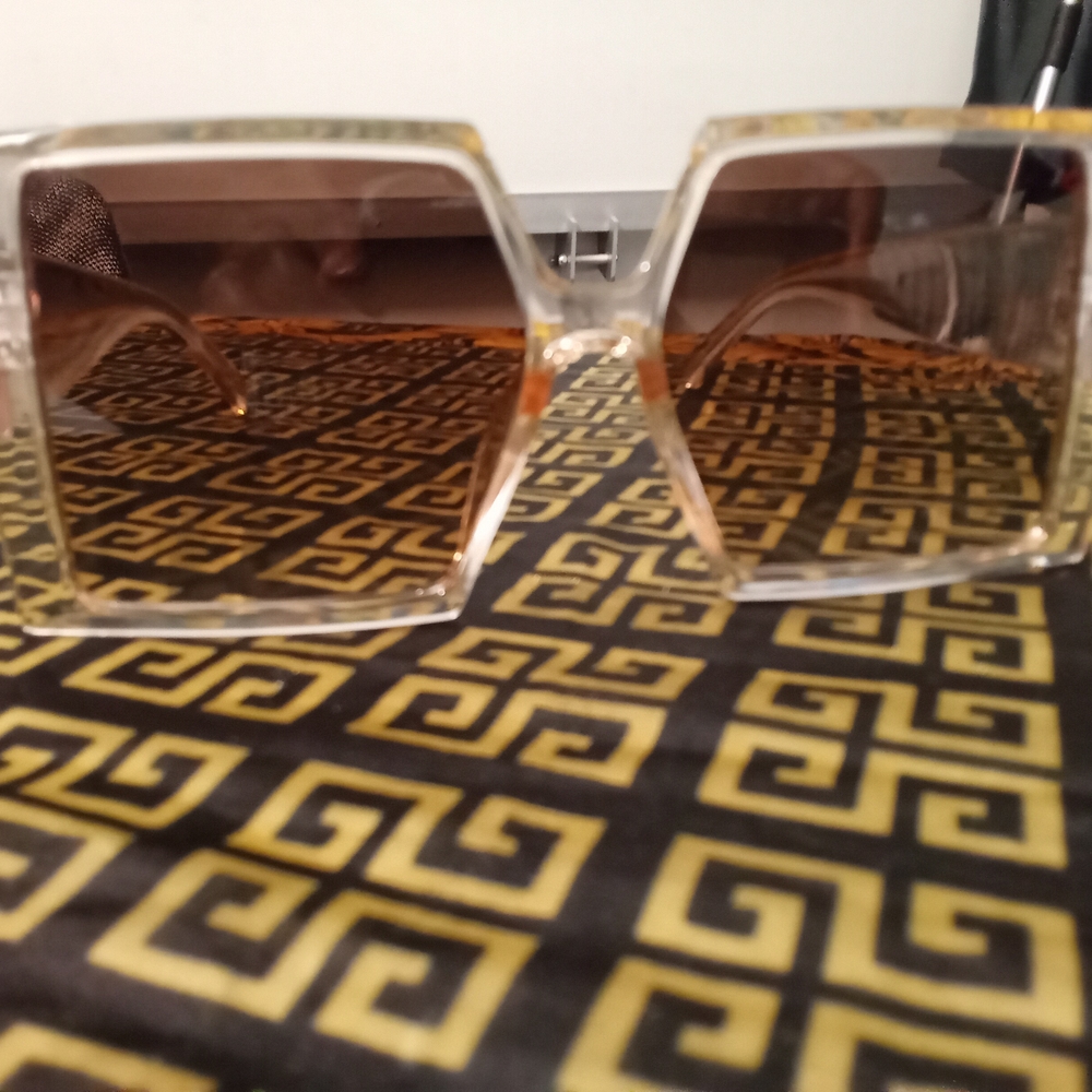 Stylish Square Sunglasses With Gradient Lenses - image 1